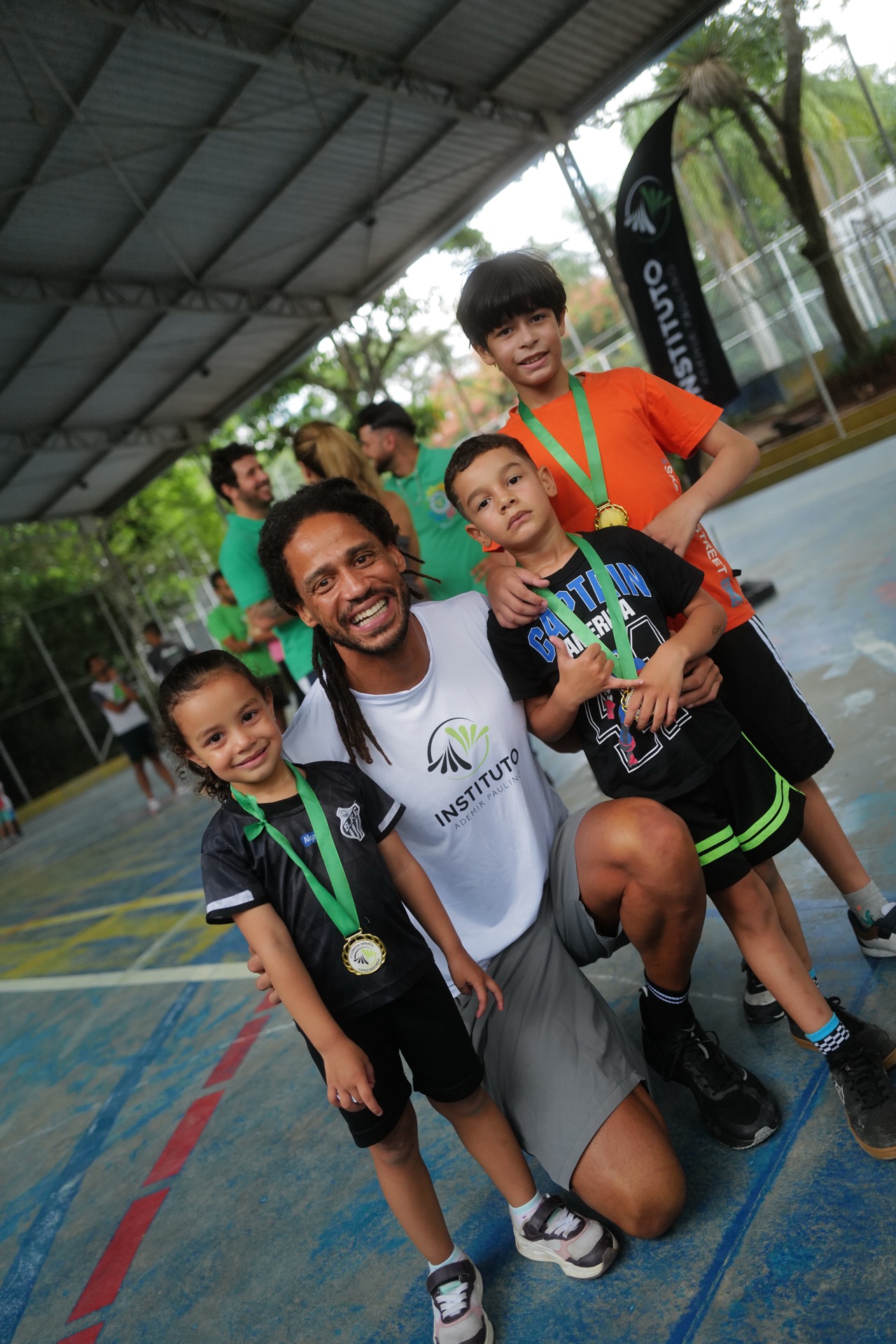 Crianças com medalhas com o Ademir