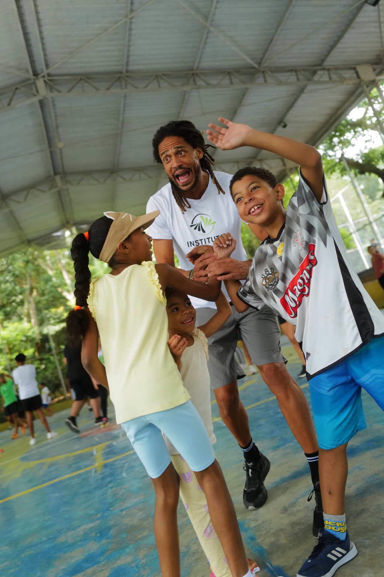 Ademir Paulino celebrando com crianças do Instituto